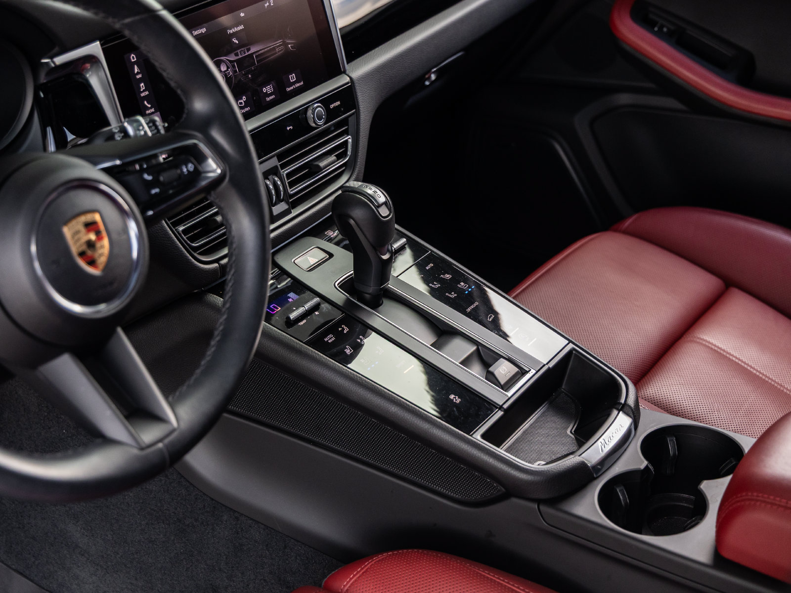 Certified 2025 Porsche Macan w/ Premium Package Plus AWD/4WD image 28