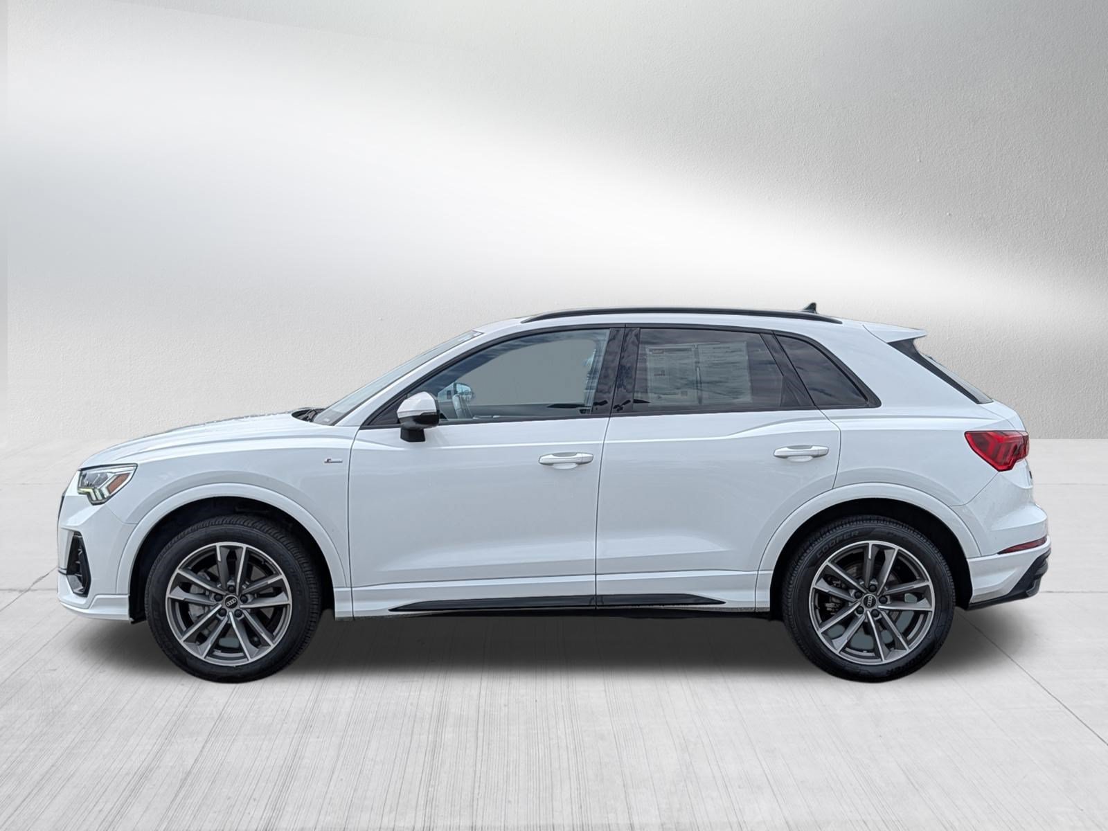 Used 2023 Audi Q3 2.0T Premium w/ Black Optic Sport Package AWD/4WD image 4