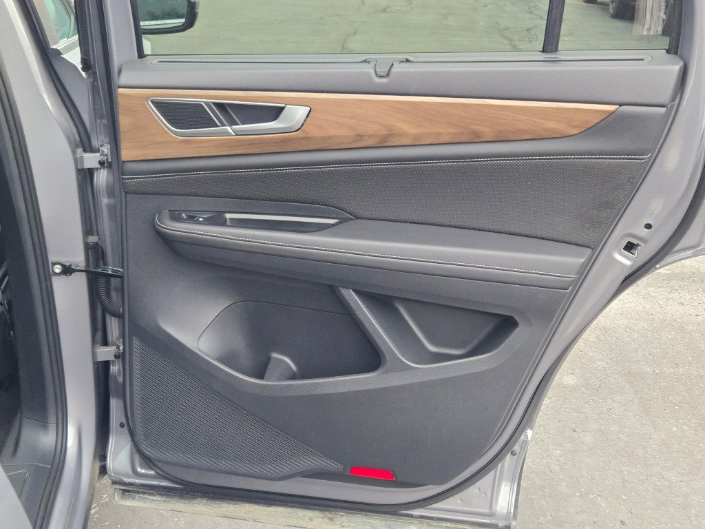 Used 2025 Volkswagen Atlas SE image 9