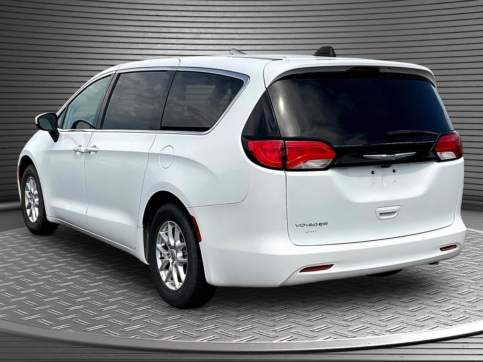 Used 2022 Chrysler Voyager LX FWD image 5