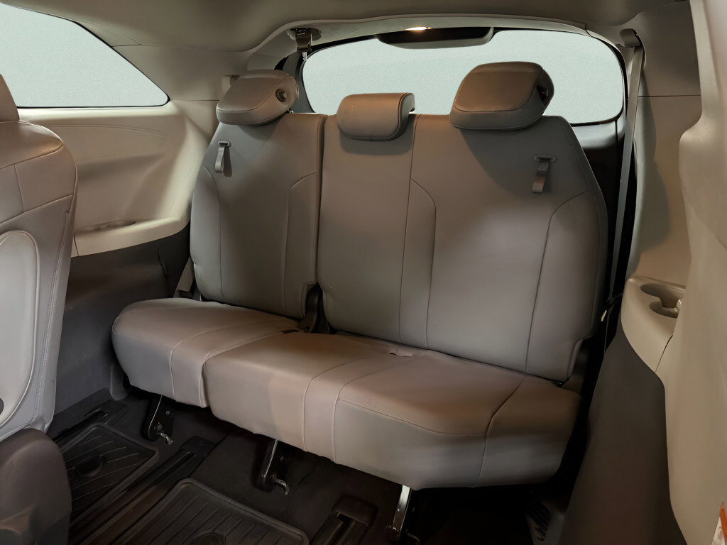 Used 2021 Toyota Sienna XLE image 19
