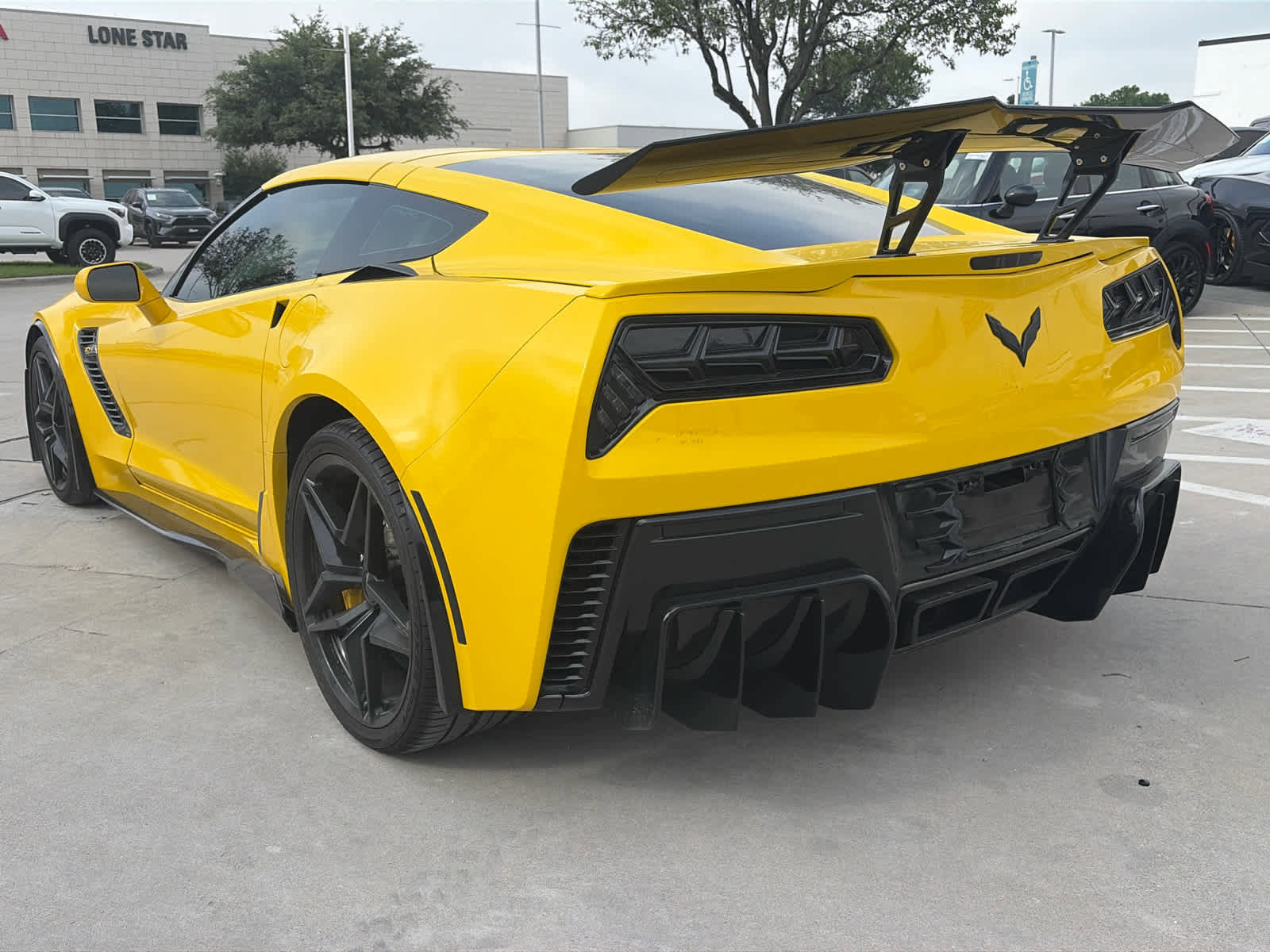 Used 2015 Chevrolet Corvette Z06 w/ 3LZ Preferred Equipment Group RWD image 2