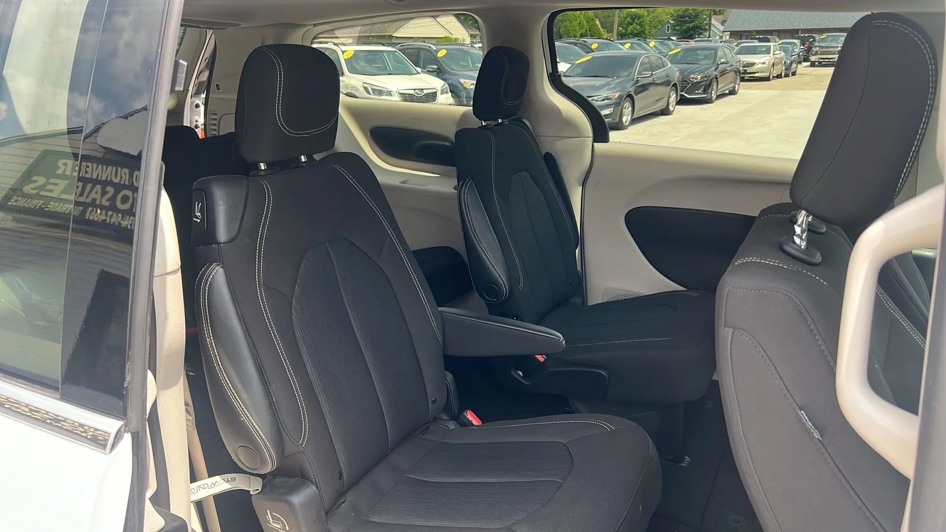 Used 2022 Chrysler Voyager LX image 14