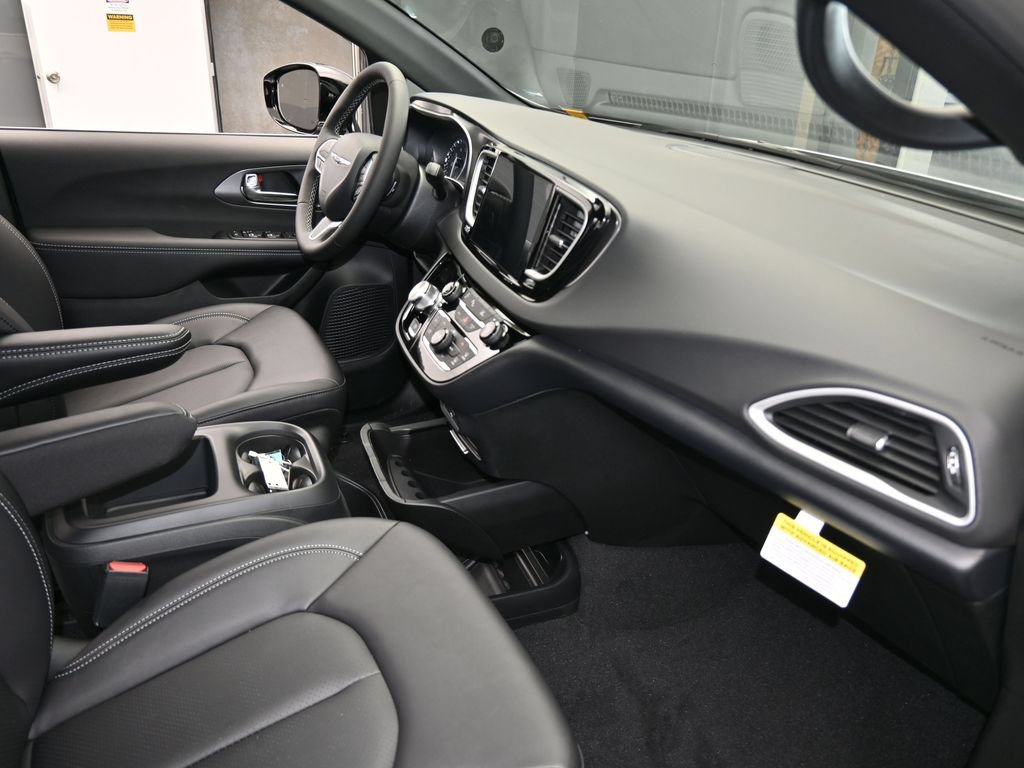 New 2026 Chrysler Voyager LX FWD image 40