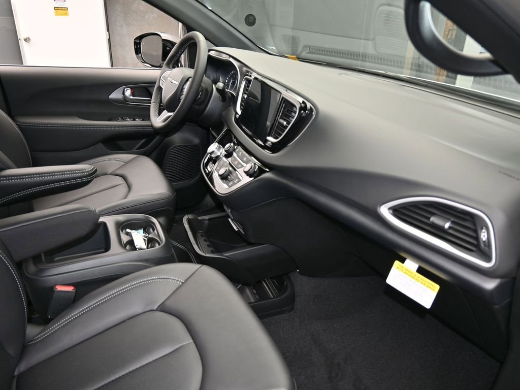 New 2026 Chrysler Voyager LX image 40