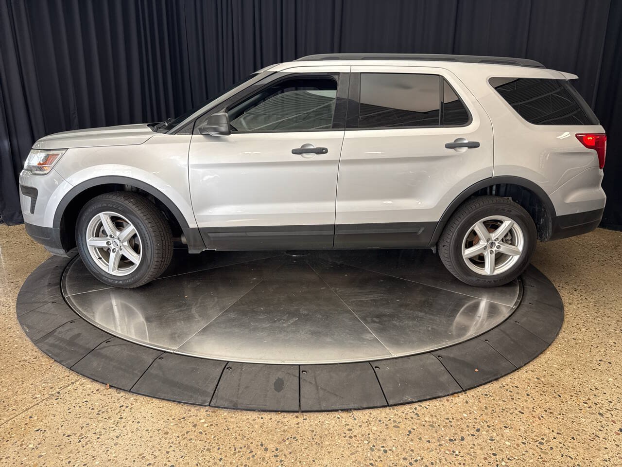 Used 2018 Ford Explorer 4WD image 3