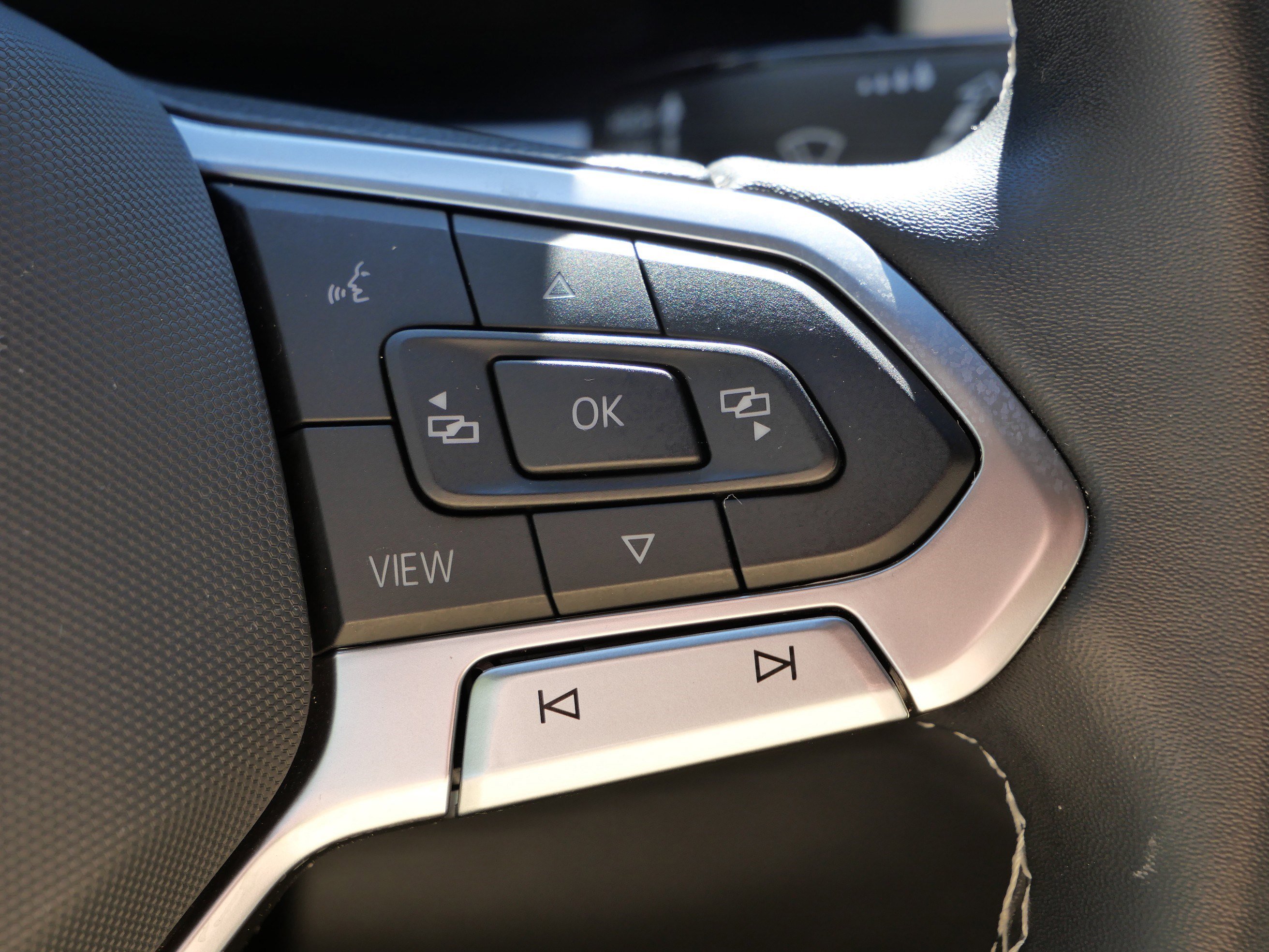 Certified 2022 Volkswagen Atlas Cross Sport SE image 31