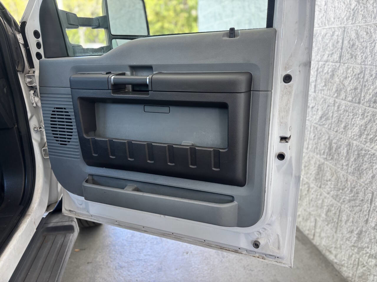 Used 2011 Ford F550 4X2 2dr Regular Cab 140.8 200. w/ Payload Upgrade Pkg image 18