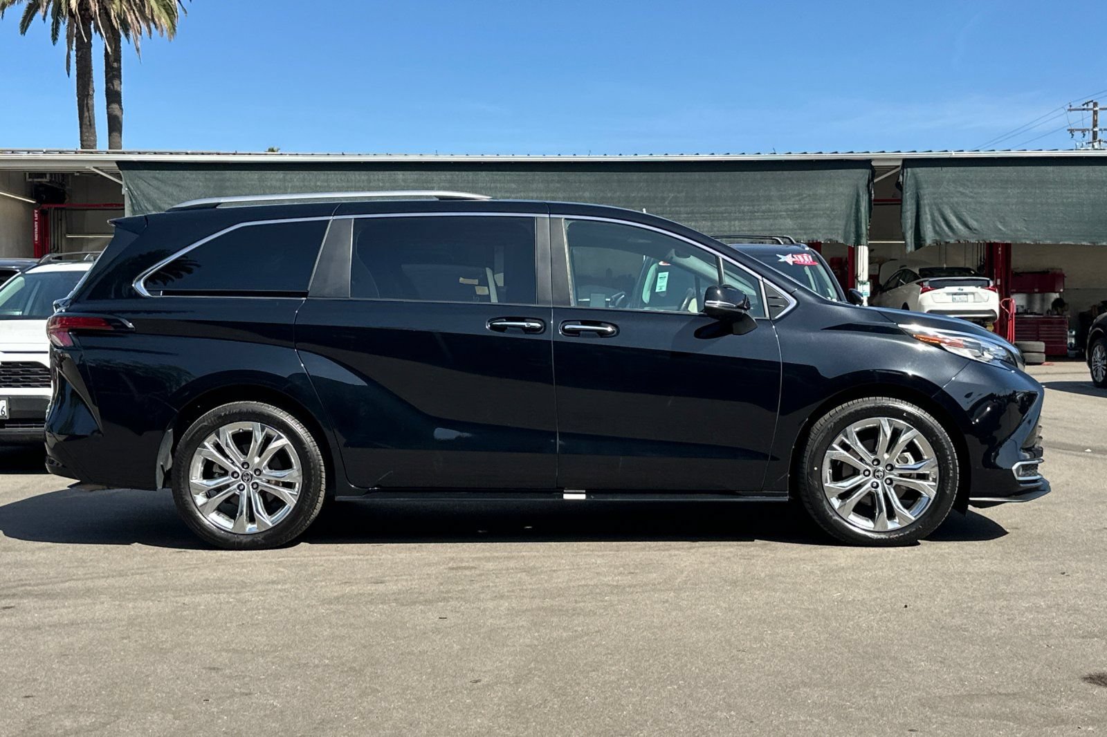Certified 2022 Toyota Sienna Platinum FWD image 3