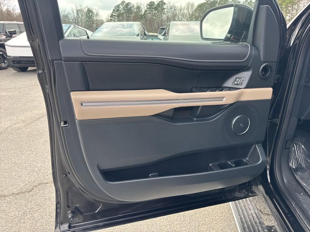 Used 2022 Ford Expedition Max Limited image 29