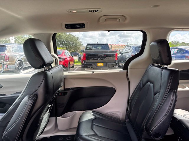 Used 2023 Chrysler Pacifica Touring-L FWD image 17