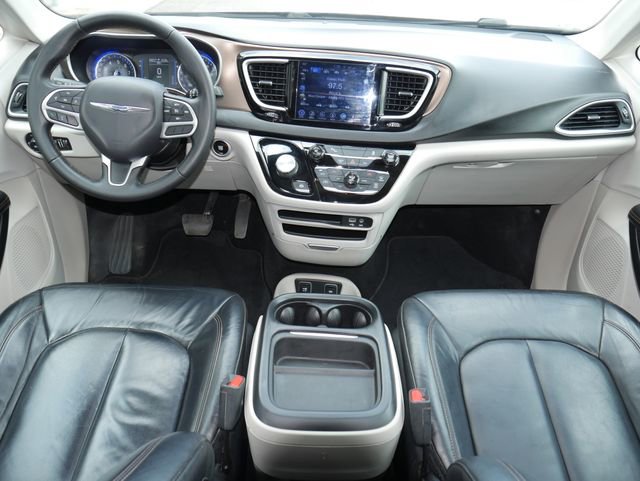Used 2017 Chrysler Pacifica Touring-L image 6