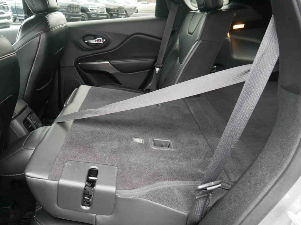 Used 2019 Jeep Cherokee Limited image 16