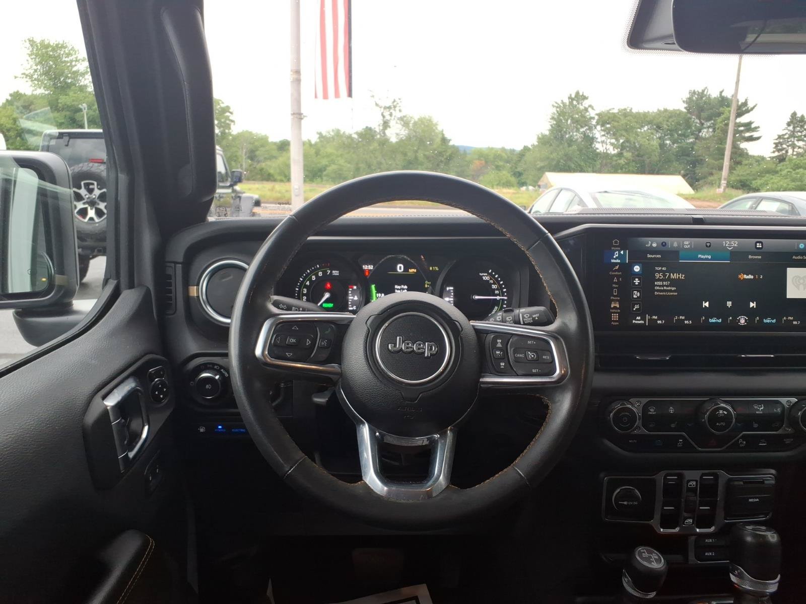 Used 2024 Jeep Wrangler Unlimited Sahara w/ Technology Group AWD/4WD image 19