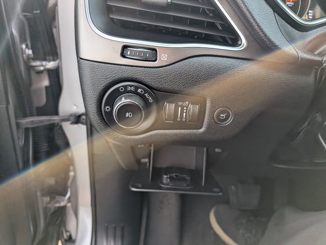 Used 2019 Jeep Cherokee Latitude Plus w/ Comfort/Convenience Group image 9