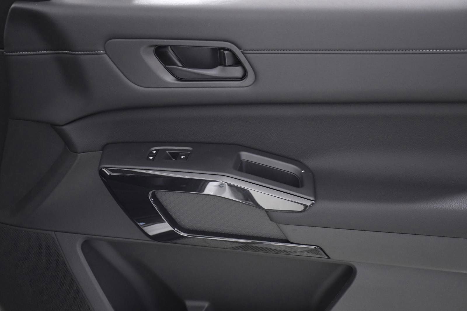 New 2024 Nissan Pathfinder SV w/ SV Premium Package image 32