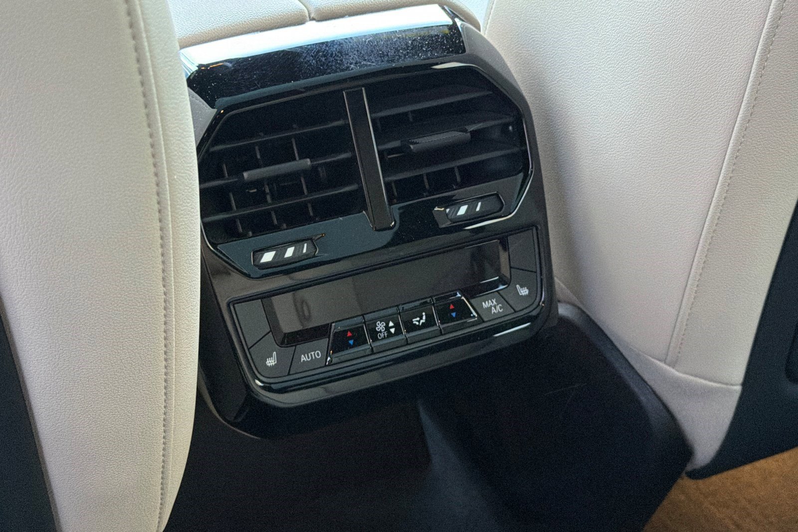 Used 2023 BMW iX xDrive50 w/ Premium Package image 16