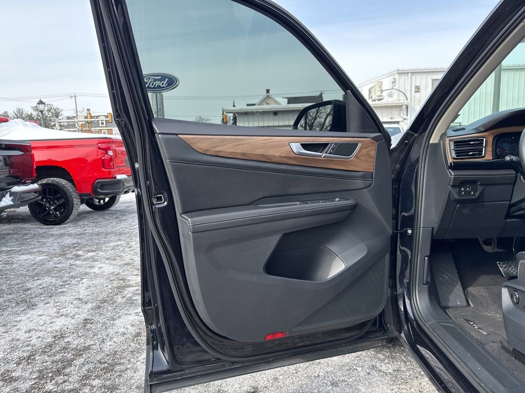 Used 2024 Volkswagen Atlas SE image 12