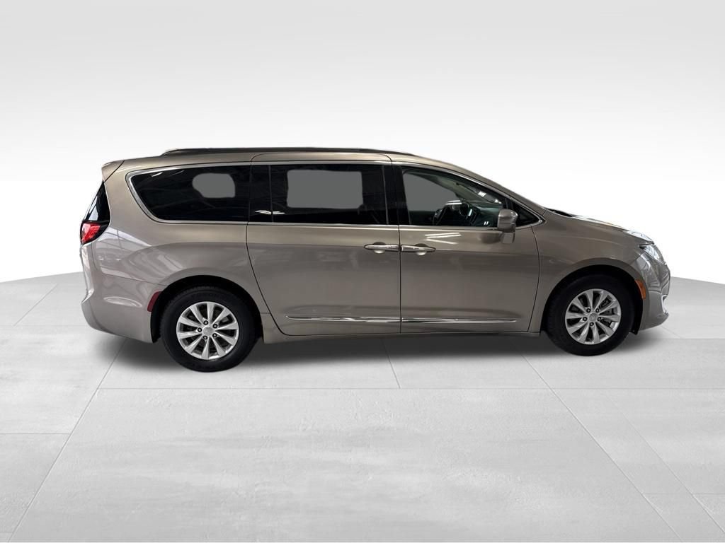 Used 2017 Chrysler Pacifica Touring-L FWD image 6