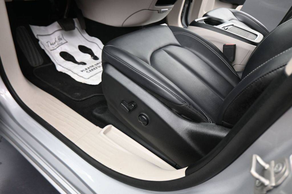 Used 2024 Chrysler Pacifica Limited FWD image 39