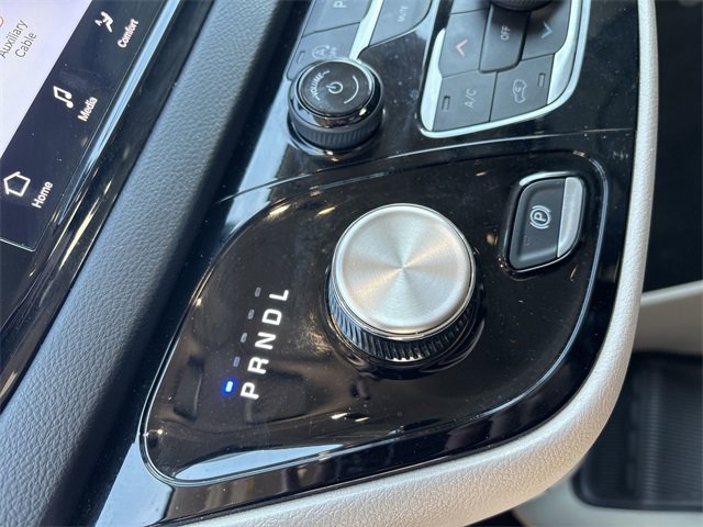 Used 2024 Chrysler Pacifica Touring-L image 22
