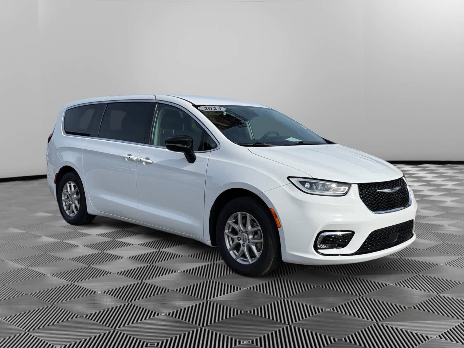 Used 2024 Chrysler Pacifica Touring-L image 7