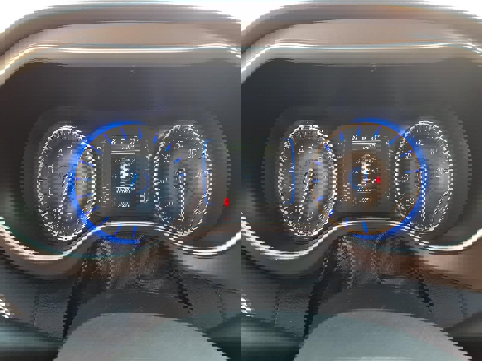 Used 2023 Chrysler Voyager LX image 10