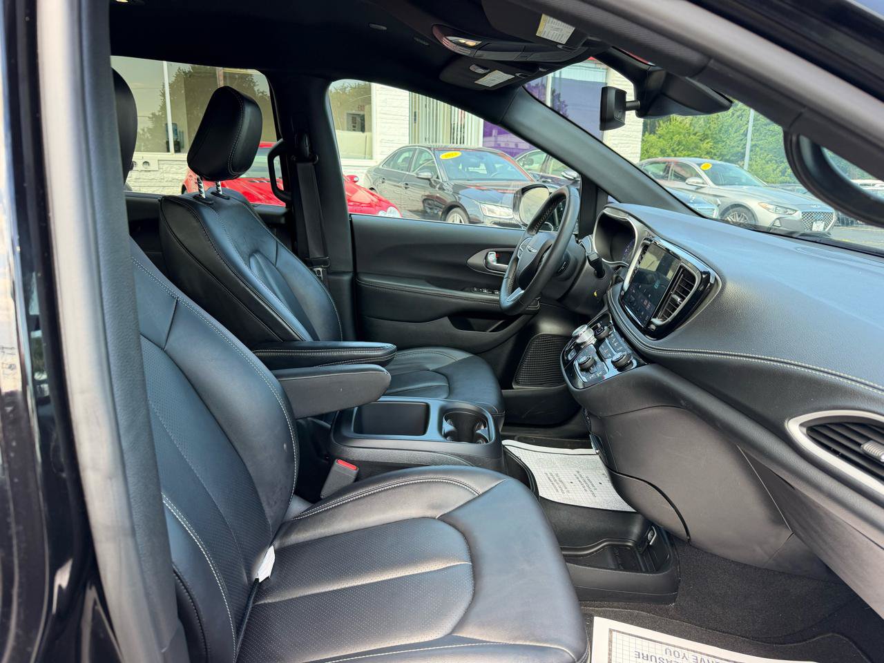 Used 2025 Chrysler Pacifica Select FWD image 18