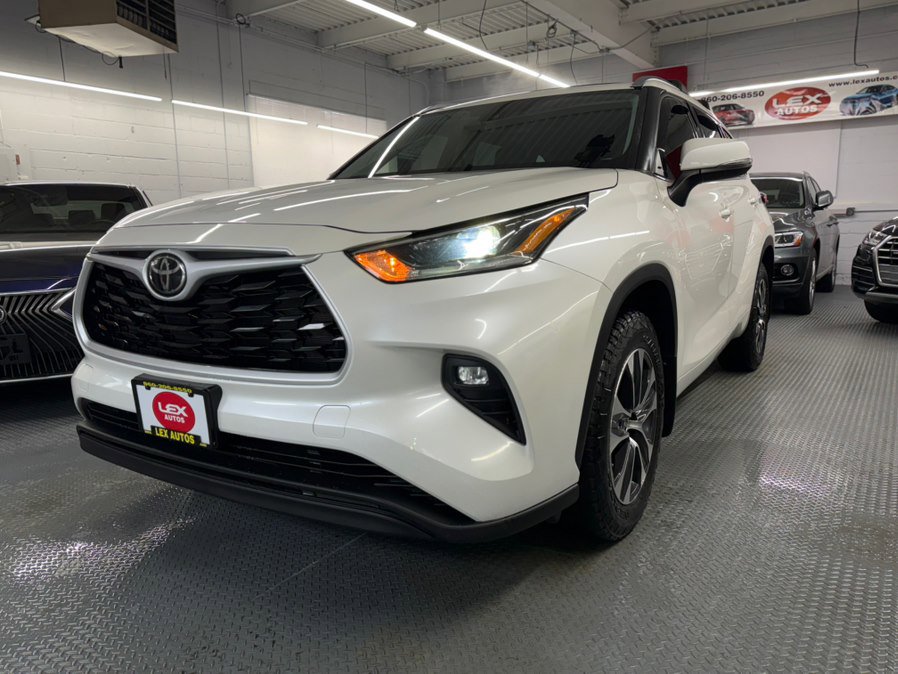 Used 2021 Toyota Highlander XLE AWD/4WD image 2