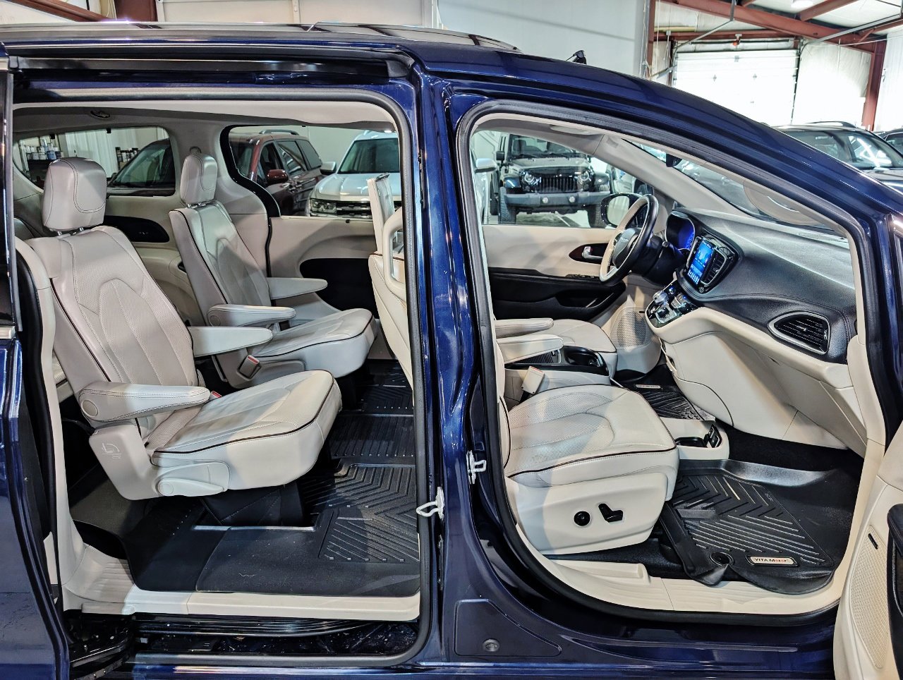 Used 2017 Chrysler Pacifica Limited image 33