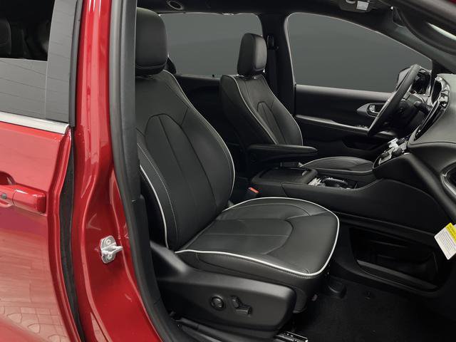 New 2026 Chrysler Pacifica Limited w/ Trailer Tow Group image 31