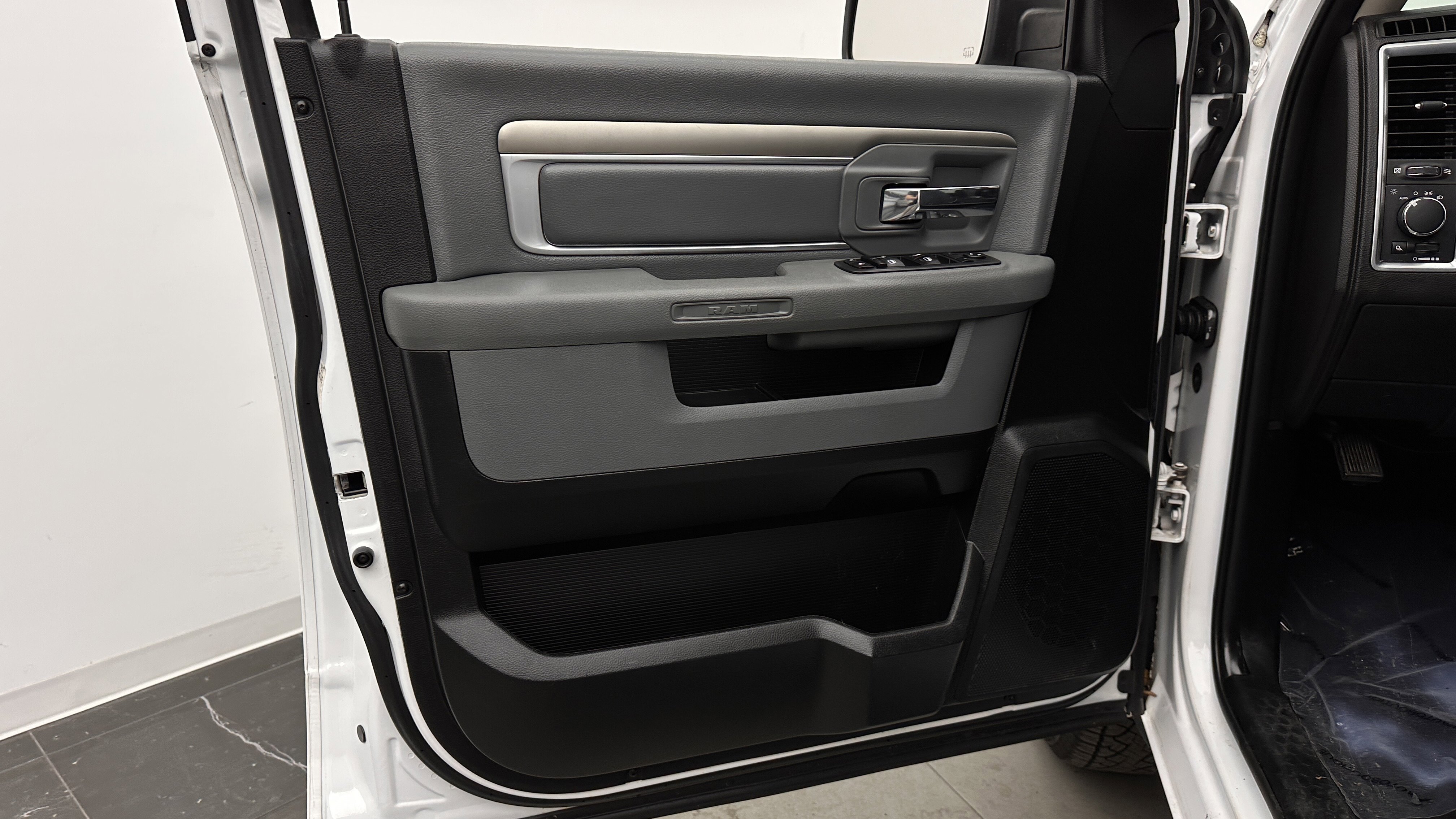 Used 2020 RAM 1500 Classic SLT image 10