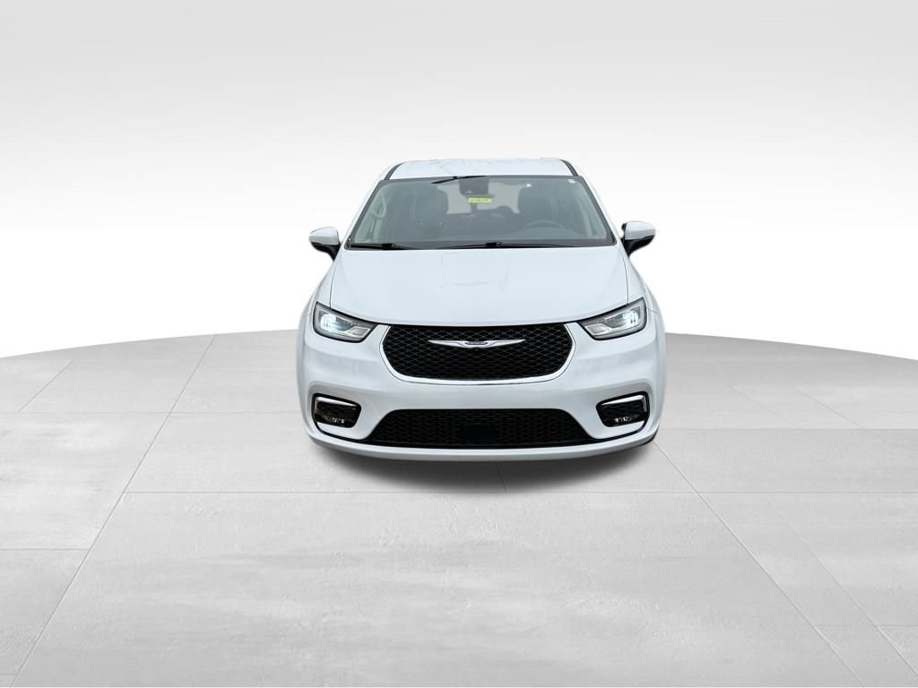 Used 2023 Chrysler Pacifica Touring-L image 2