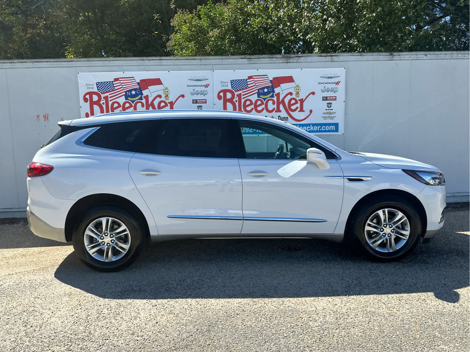 Used 2020 Buick Enclave Essence AWD/4WD image 2