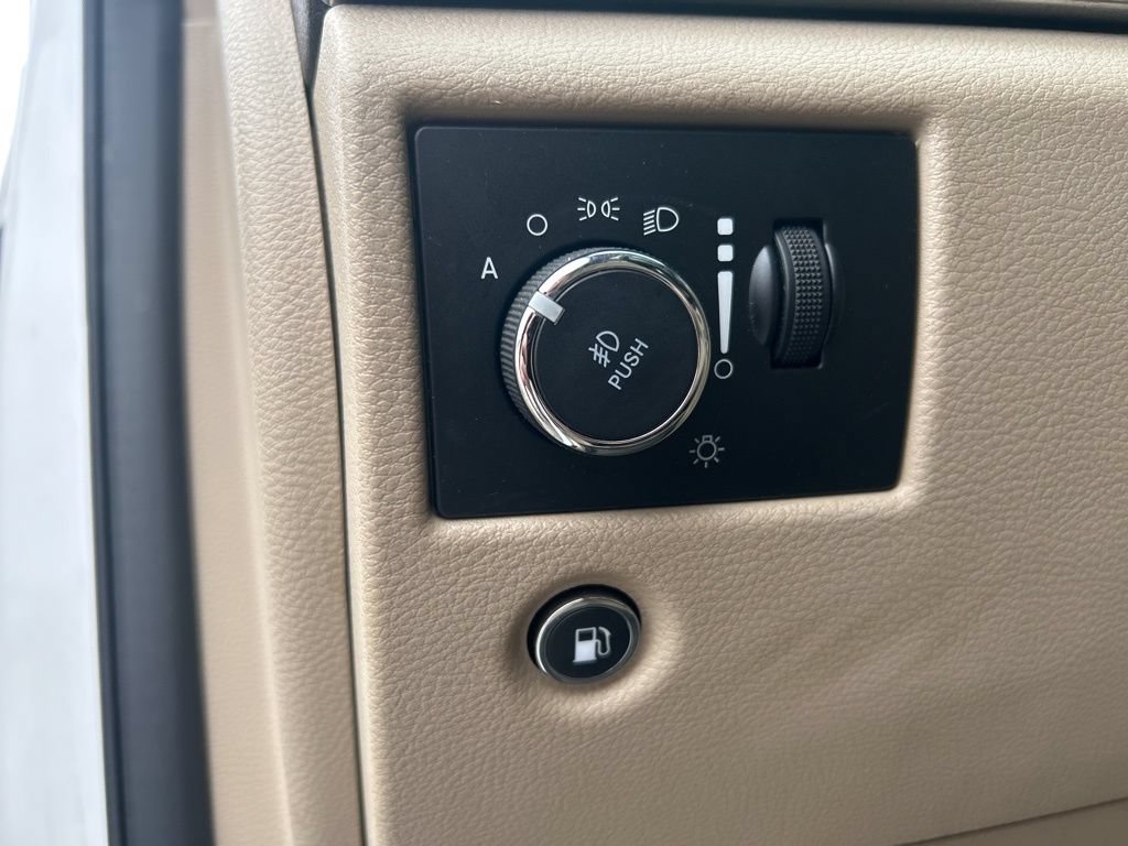 Used 2019 Jeep Grand Cherokee Overland AWD/4WD image 18