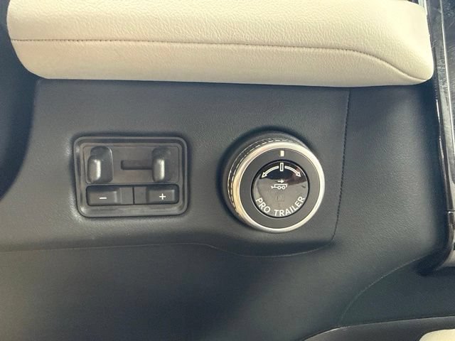 Used 2025 Lincoln Navigator Reserve AWD/4WD image 31
