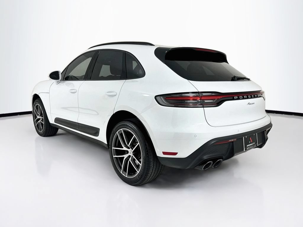 Certified 2025 Porsche Macan AWD/4WD image 3