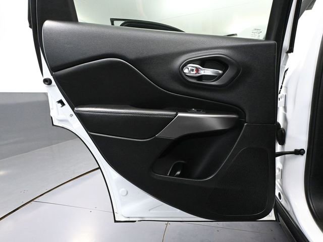 Used 2019 Jeep Cherokee Latitude w/ Popular Appearance Group image 32