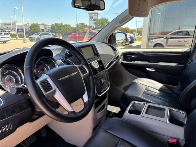 Used 2014 Chrysler Town & Country Touring FWD image 9