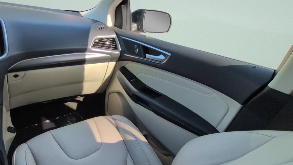 Used 2018 Ford Edge Titanium FWD image 13