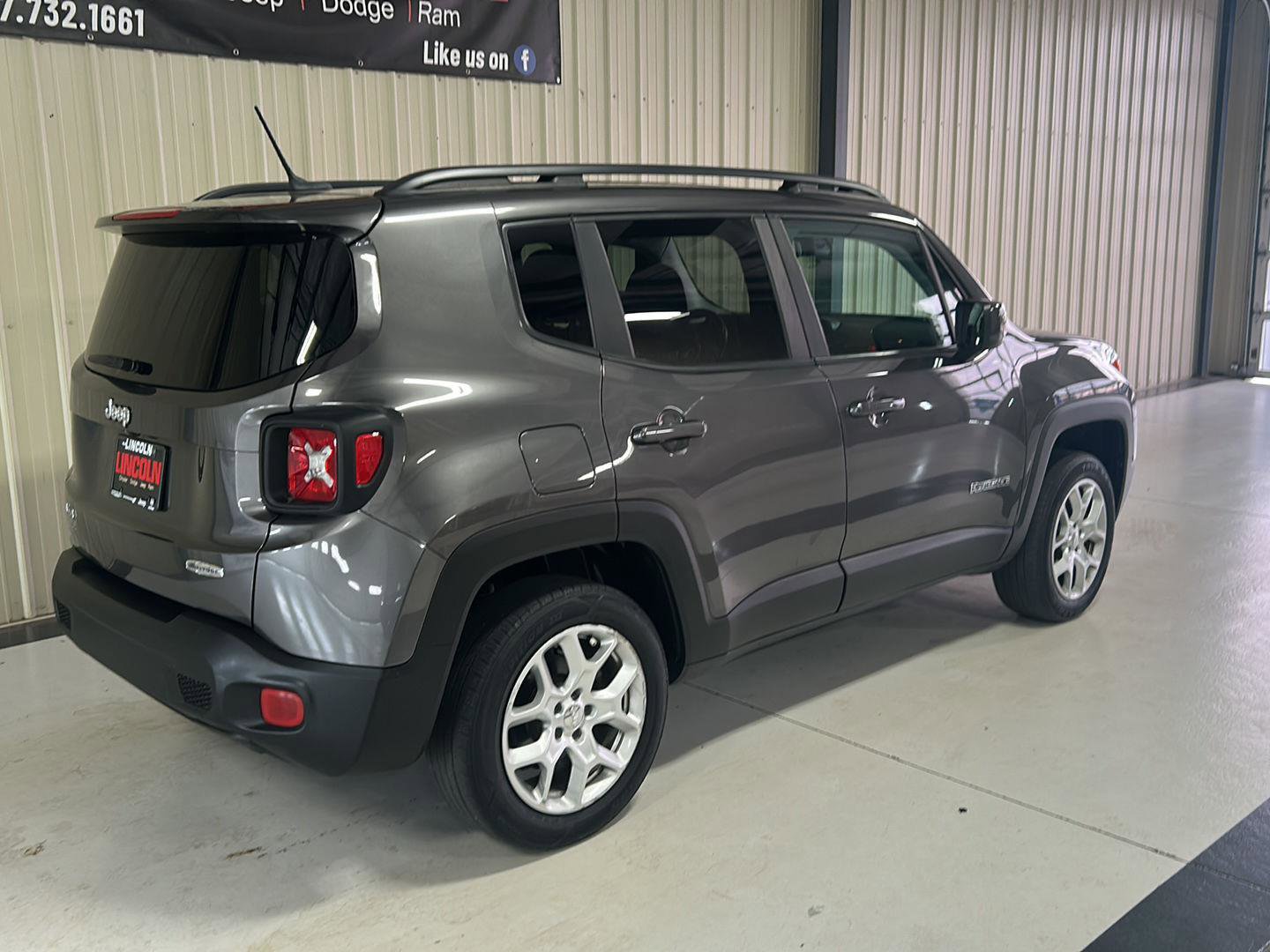 Used 2017 Jeep Renegade Latitude w/ Popular Equipment Group AWD/4WD image 6