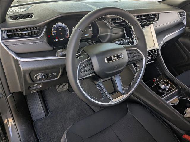 Used 2025 Jeep Grand Cherokee Laredo AWD/4WD image 10