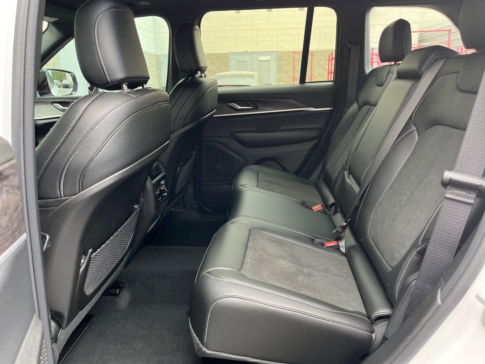 Used 2026 Jeep Grand Cherokee Altitude AWD/4WD image 25