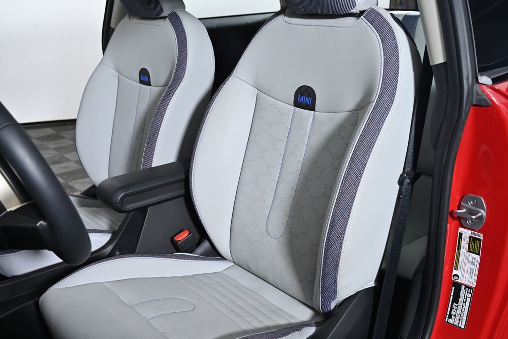 Certified 2025 MINI Cooper 2-Door Hardtop FWD image 19