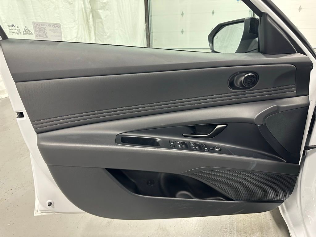 Used 2025 Hyundai Elantra Sport image 7