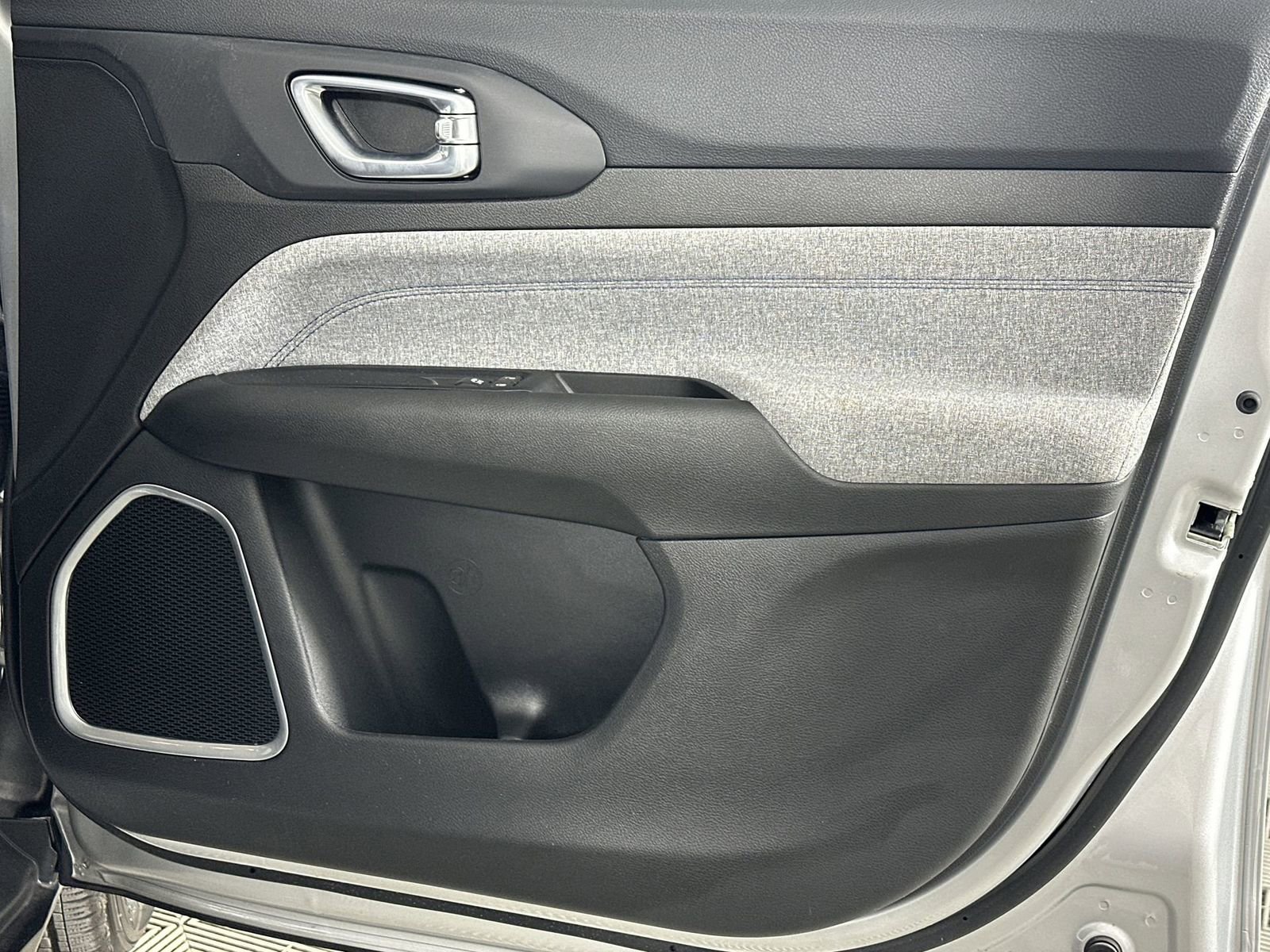 Used 2025 Jeep Compass Sport image 31