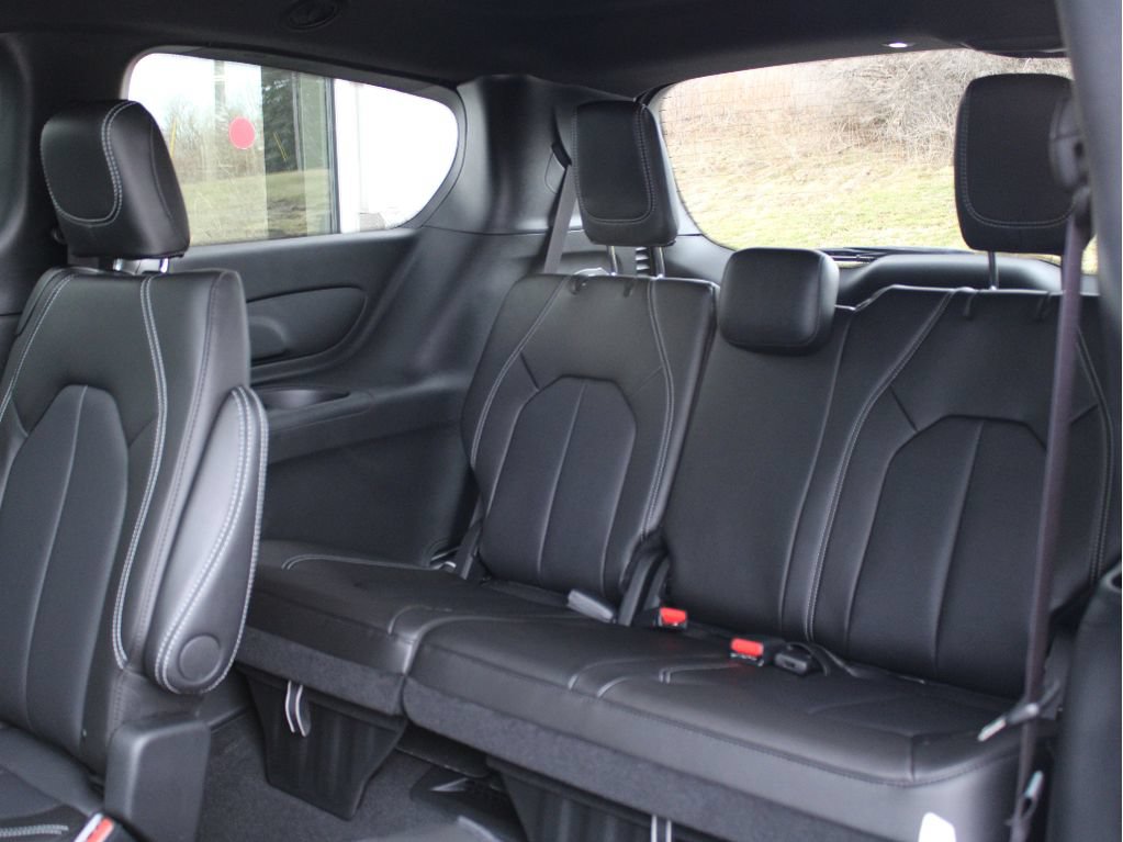 New 2026 Chrysler Pacifica Select AWD/4WD image 34