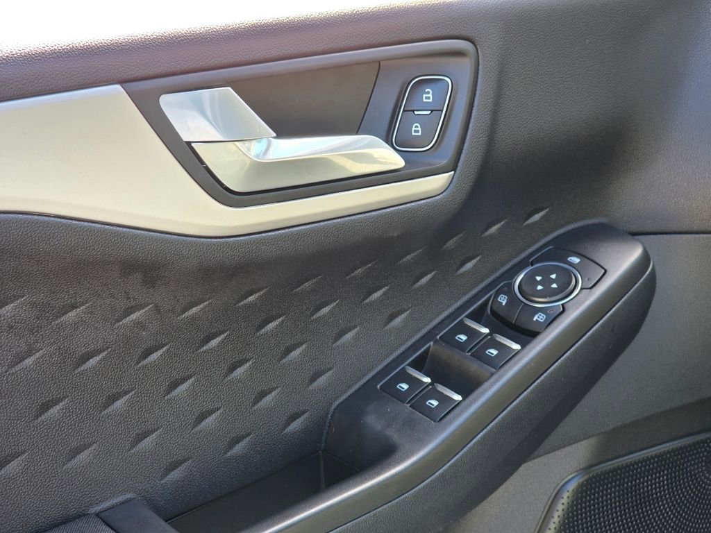 Used 2020 Ford Escape SE image 14