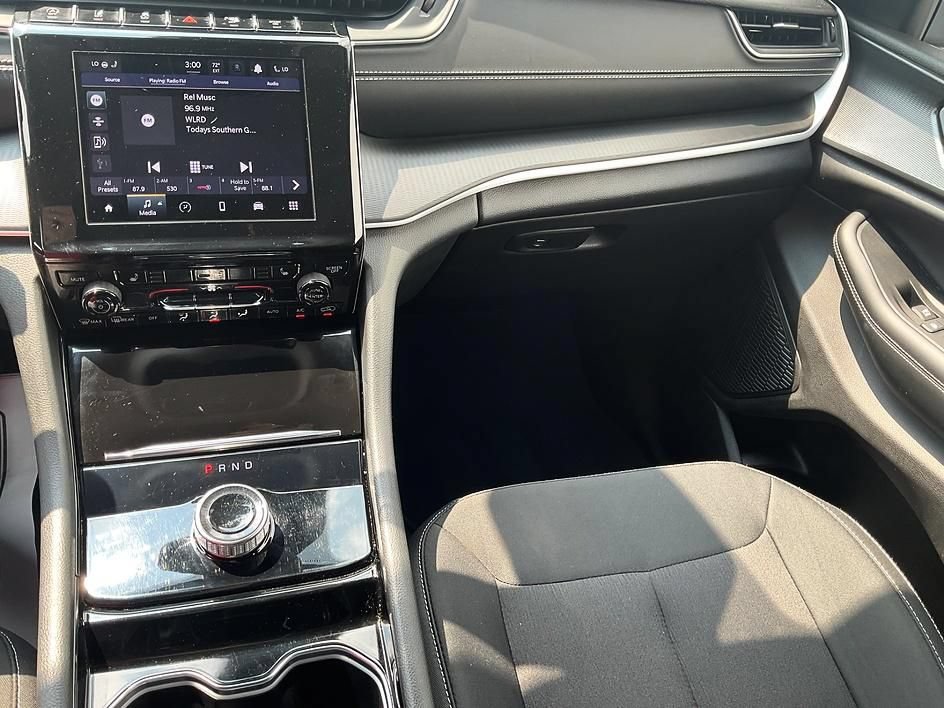 Used 2023 Jeep Grand Cherokee Laredo w/ Luxury Tech Group I AWD/4WD image 5