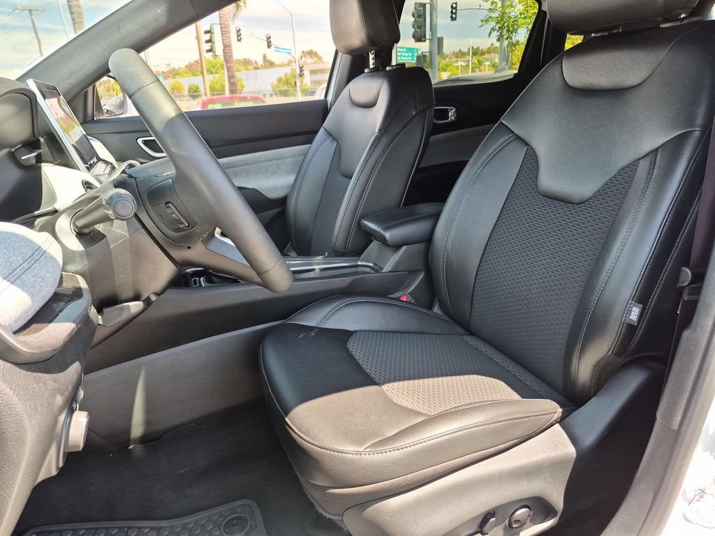 Used 2025 Jeep Compass Latitude w/ Sun & Sound Group AWD/4WD image 25